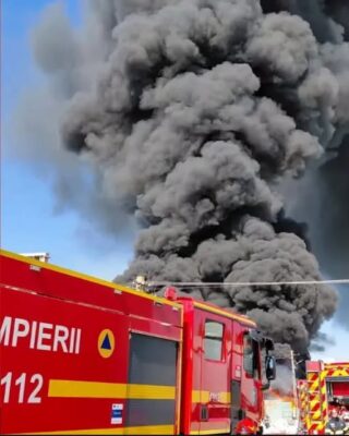 Incendiu puternic la o hală de deșeuri din Prahova. Fum dens și mesaj RO-Alert pentru populație