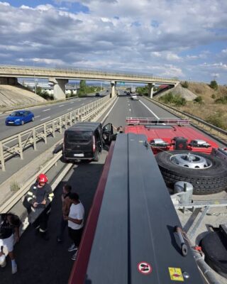 Un microbuz cu 9 pasageri s-a lovit de un TIR, pe A3, după ce șoferul a ațipit la volan. Trei oameni au ajuns la spital
