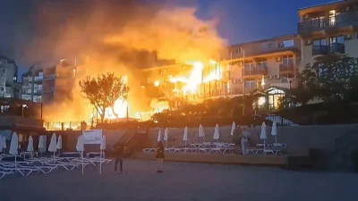 Incendiu puternic în stațiunea Sozopol din Bulgaria. Un restaurant a ars complet, iar zeci de turiști au fost evacuați din hoteluri