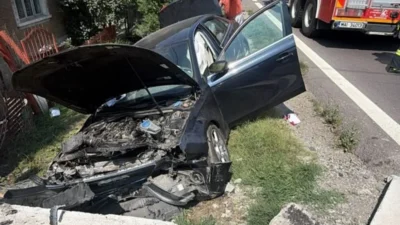 Accident grav pe DN7. Două persoane au fost rănite, după ce o mașină s-a izbit de un cap de pod