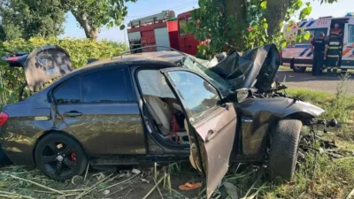 Accident cumplit în Buzău. Două persoane au murit după ce o mașină s-a izbit de un copac