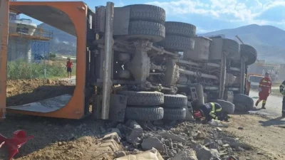 Accident pe Valea Oltului. Un autocamion s-a răsturnat. Traficul, paralizat