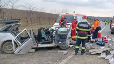 Accident mortal pe DN 6, în Caraș-Severin: o persoană și-a pierdut viața, doi răniți au ajuns la spital. Traficul este complet blocat