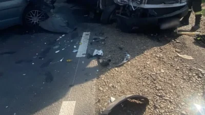 Accident grav pe DN 21, în localitatea Lanurile. Trei persoane, inclusiv o minoră, au ajuns la spital după un impact violent între două mașini