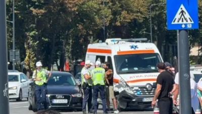 Accident grav în zona unui mall din Constanța! O ambulanță aflată în misiune a fost lovită de un autoturism