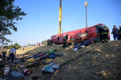 Un autocar cu 57 de pasageri s-a răsturnat! 12 persoane și-au pierdut viața și alte 20 au fost vătămate