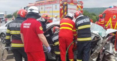 O femeie și-a pierdut viața în Onești, în urma unui impact violent între trei mașini. Mai multe persoane au rămas încarcerate