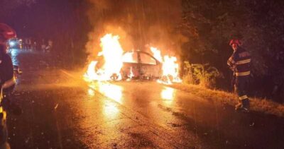 Mașină cuprinsă de foc după ce a intrat într-un copac, în județul Argeș. Un tânăr de 21 de ani a ajuns la spital