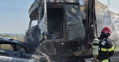 Un șofer și-a pierdut viața într-un mod cumplit pe DN58, în Caraș-Severin. Un autoturism și un TIR s-au ciocnit violent