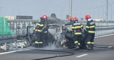 O mașină a fost cuprinsă de foc, pe Dex12 Craiova-Pitești, după ce s-a izbit de parapet. Cele două persoane aflate în mașină au reușit să se evacueze