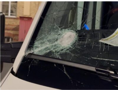 Ambulanță aflată în misiune, atacată de localnici cu bâte și topoare, în Cluj. Șoferul a ajuns în stare gravă la spital