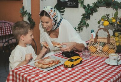 Gabriela Oțil, dezvăluiri despre viața din spatele aparițiilor perfecte: „Acasă sunt în haine largi și alerg după copil”. Vacanțele fără copil, regula pe care nu o încalcă