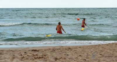 Un adolescent de 15 ani și-a pierdut viața după ce s-ar fi înecat la mare. Un copil de 10 ani a ajuns în stare gravă la spital