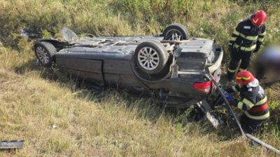 Mașină răsturnată pe un drum din Suceava! Doi tineri de 18 și 21 de ani au ajuns de urgență la spital