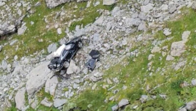 Încă o mașină s-a prăbușit în râpă, pe Transfăgărășan, după ce șoferul a uitat să tragă frâna de mână