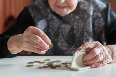 Femeile cu copii pot ieși mai devreme la pensie. Cu cât se reduce vârsta de pensionare în funcție de numărul copiilor