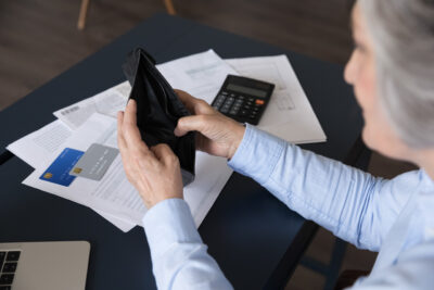 Ajutoarele pentru pensionari vor fi livrate în luna mai. Vor primi până la 1.000 lei direct pe card