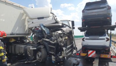 Trafic oprit pe Drumul Expres 12 după impactul dintre trei TIR-uri. Sunt scurgeri de combustibil pe șosea