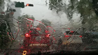 Mai multe regiuni din România, sub instabilitate atmosferică! Meteorologii anunță ploi torențiale, vijelii și grindină
