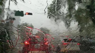Vreme rea în mai multe regiuni din România! Temperaturi scăzute, ploi torențiale și vijelii