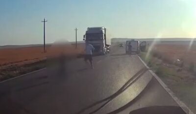 Imagini șocante pe un drum din Tulcea! Un copil a căzut dintr-o dubă aflată în mers și a ajuns în mijlocul șoselei, chiar în fața unui TIR