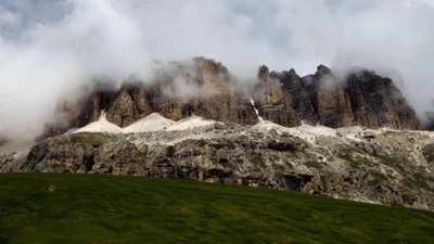 Un bărbat a fost găsit inconștient pe un traseu montan. Românul de 68 de ani i-a pus în alertă pe italieni