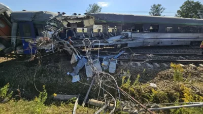 Accident feroviar grav în Polonia. Un tren cu 95 de pasageri s-a ciocnit cu un camion. Mai multe persoane au fost rănite