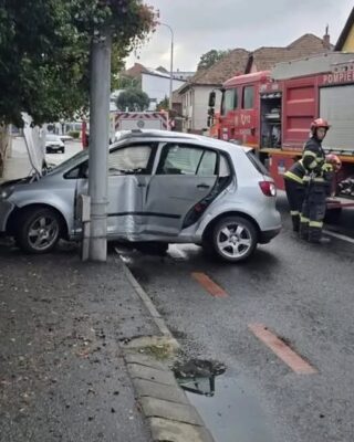 Accident grav la Sibiu. O șoferiță de 22 de ani a intrat cu mașina într-un stâlp și a ajuns la spital
