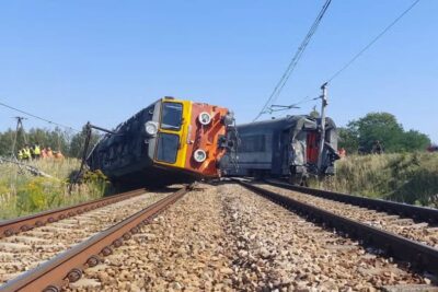 Incident dramatic pe calea ferată! O persoană și-a pierdut viața, iar alte 20 au avut nevoie de îngrijiri medicale, după ce un tren s-a ciocnit de o betonieră