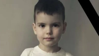 Tragedie la Bunești! Băiețel de 5 ani, găsit mort într-un butoi, după ce s-a aplecat după o jucărie și a căzut cu capul în apă