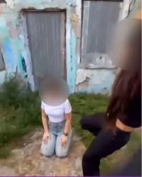 Trei tinere din Mangalia au bătut crunt o altă fată. S-au filmat și au…