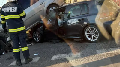 Accident spectaculos pe Șoseaua Giurgiului. Un autoturism a ajuns pe mașina de școală de șoferi