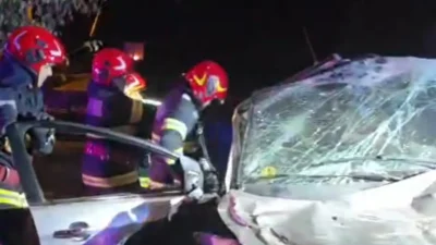 Doi tineri din Petrila au murit într-un accident la Petroșani. Mașina s-a izbit de un stâlp