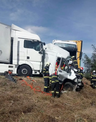 Tragedie rutieră în Caraș-Severin. Două femei au murit după ce microbuzul lor a fost strivit între două TIR-uri