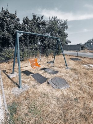 Ghiroda, comuna în care totul așteaptă: copiii, microbuzul, parcurile. Doar lefurile merg la timp