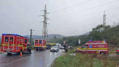 Accident în Jibou, Sălaj! Un microbuz școlar, o mașină și un camion s-au ciocnit violent. Opt copii și trei adulți au avut nevoie de îngrijiri medicale