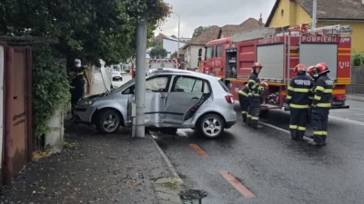 Accident pe Șoseaua Alba Iulia din Sibiu. O tânără de 22 de ani a ajuns la spital după ce a intrat cu mașina într-un stâlp