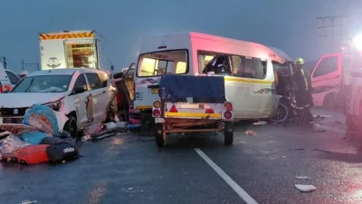 Accident în lanț cu două microbuze și mai multe autoturisme. Cel puțin 21 de oameni și-au pierdut viața