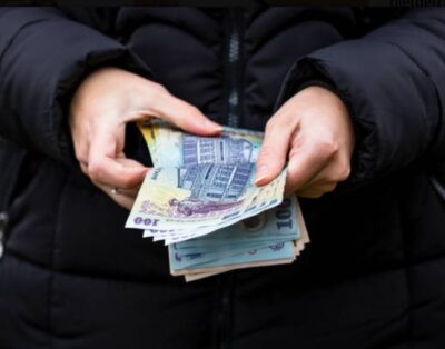 Pensii septembrie 2026. Când intră banii pe card și în ce perioadă aduce poștașul pensia