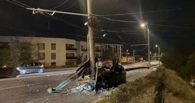 Un bărbat de 33 de ani și-a pierdut viața după ce a intrat cu mașina într-un stâlp, în Cluj