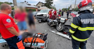 Patru persoane, printre care și un minor, au fost transportate la spital după ce o mașină a lovit un stâlp în Prahova