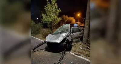 Sfârșit tragic pentru doi tineri din Petroșani! Mașina în care se aflau a intrat violent într-un stâlp