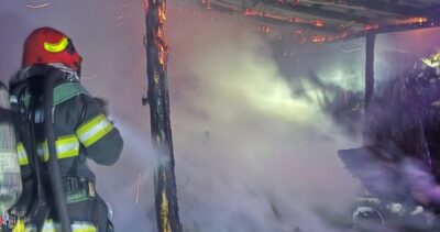 O fetiță de 2 ani și mama ei, găsite carbonizate în urma unui foc puternic la o gospodărie din Vâlcea