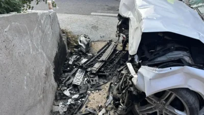 Accident grav pe DJ 608. Un tânăr de 18 ani a murit pe loc, alte două persoane au ajuns la spital