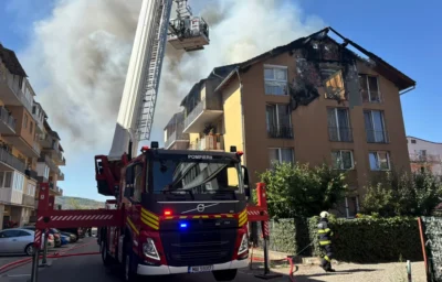 Incendiu puternic într-un bloc din Florești, județul Cluj. Flăcările au ajuns și la acoperiș