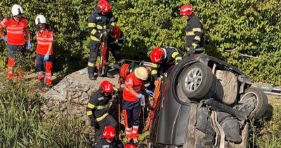 Incident grav la Iași. O femeie a rămas încarcerată, după ce mașina în care se afla a ieșit de pe un pod și a căzut într-un canal