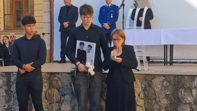 Doliu și lacrimi la Fălticeni. Prima zi de școală a fost transformată în ceremonie de adio pentru doi elevi de 16 ani