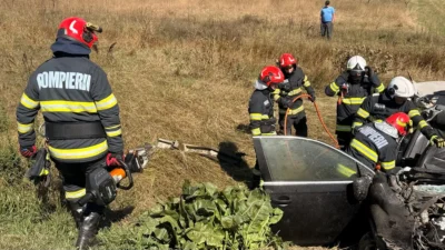 Un camion s-a răsturnat peste un autoturism, în Iași. O persoană a murit, alta este în stare critică