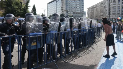 În ce stare se află jandarmul rănit în timpul protestului de marți? A ajuns la spital cu traumatisme craniene