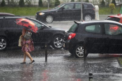 Vin ploi torențiale și vijelii în toată țara. Când apar primele ninsori la munte?